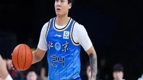 《炸鸡风波！狼队小将泪洒球场，父亲偷吃引发感人一幕》
